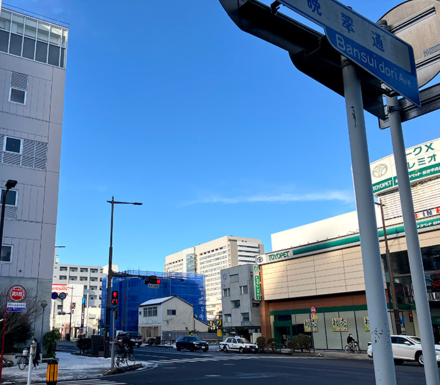 東北営業所から東北大学病院（中央の白い建物）を望む